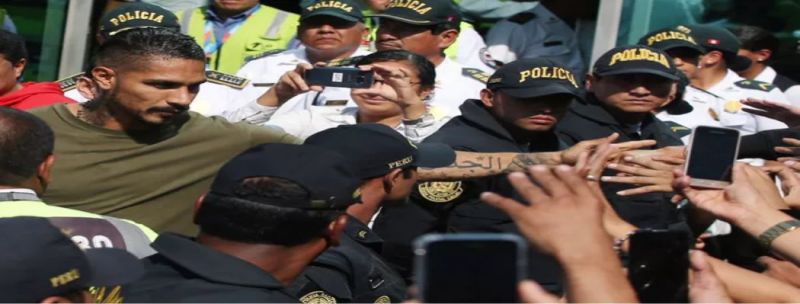 Guerrero cumprimenta torcedores na chegada a Lima